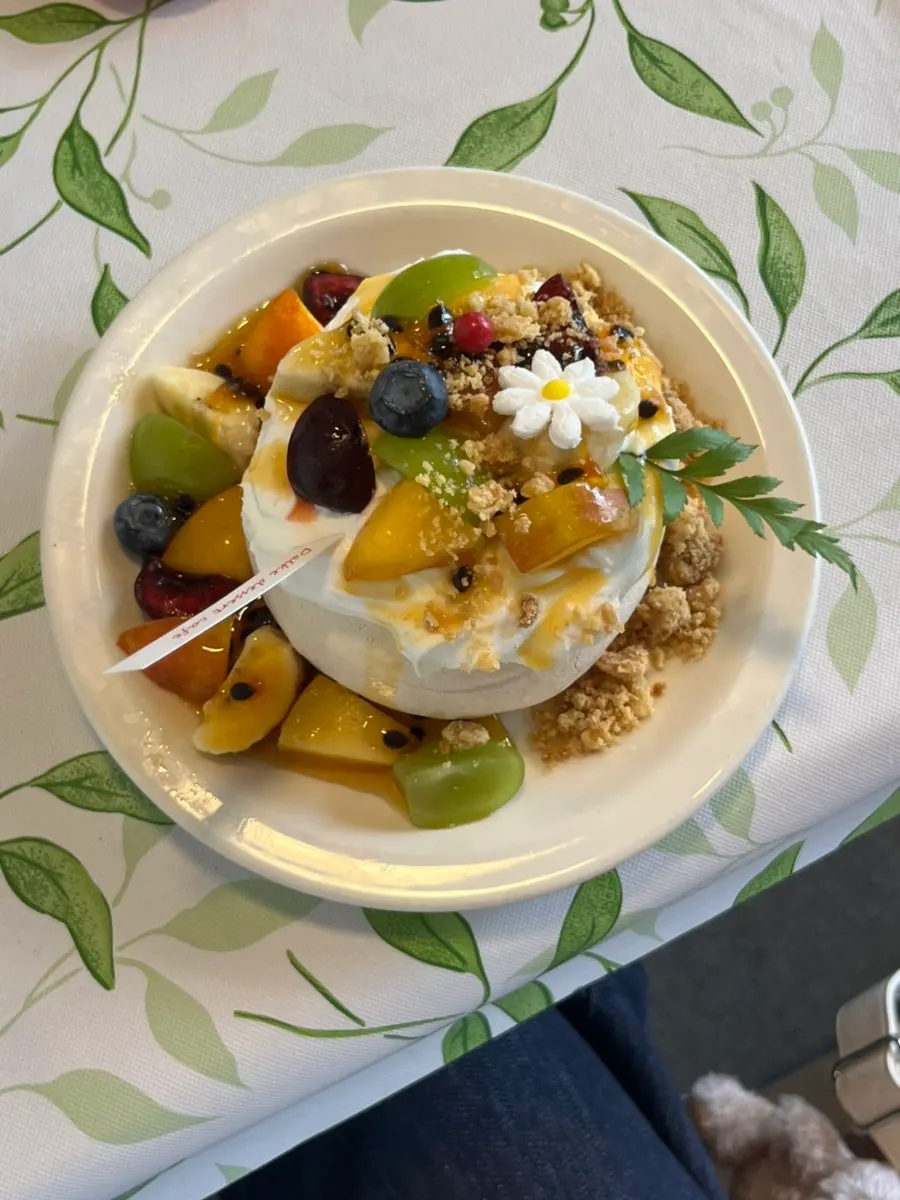 Mini pavlova fruit mix and grapefruit ade