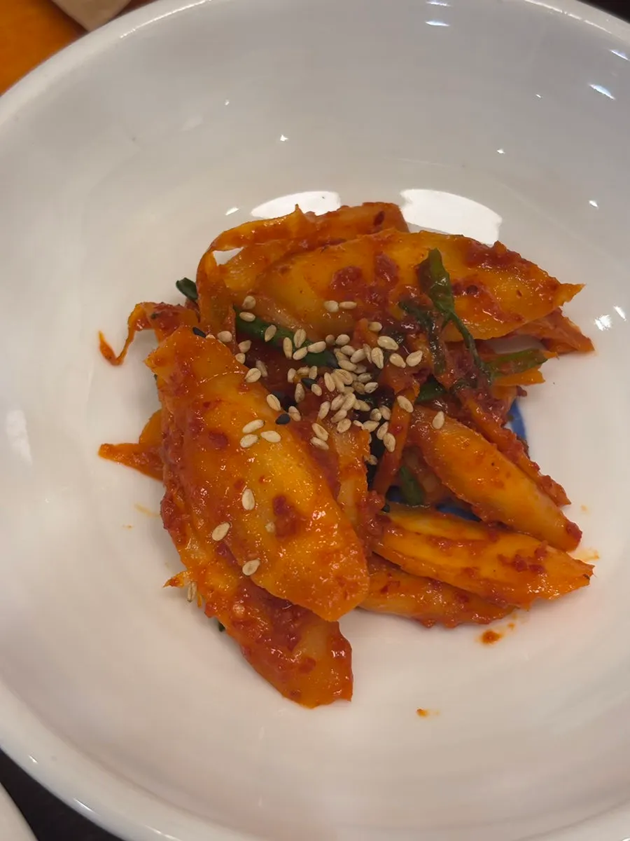 상에 차려진 밑반찬들