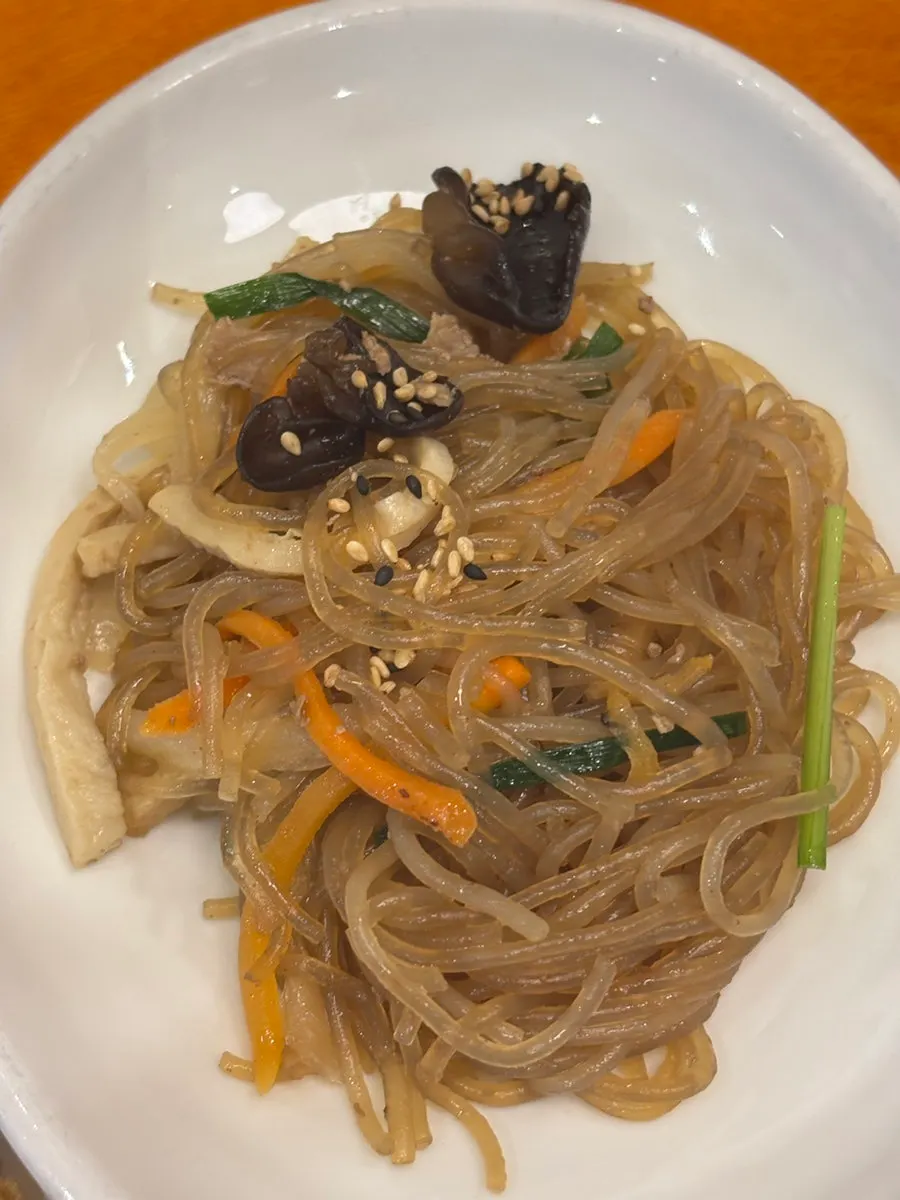 정갈하게 담긴 밑반찬 접시