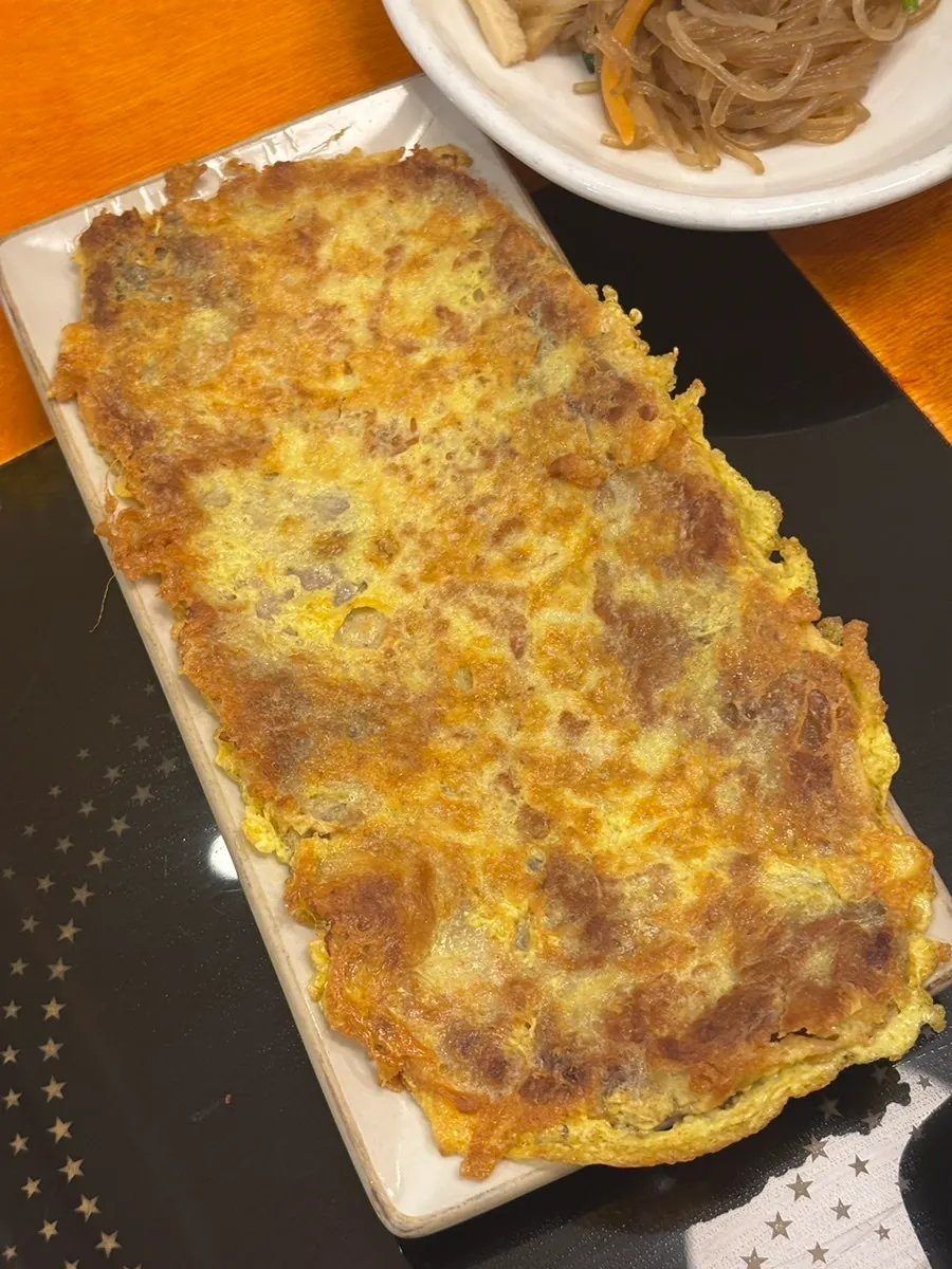 밑반찬을 곁들인 테이블 세팅