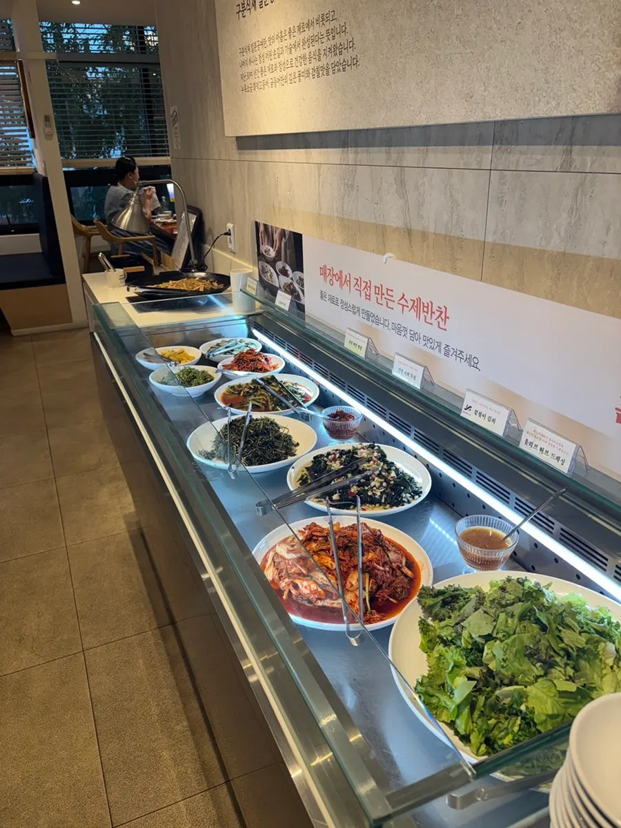 셀프 바에서 가져온 겉절이 김치와 반찬