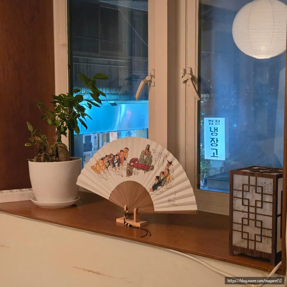 Subtle, old-fashioned Korean-style interior of Dambaek Jujeom