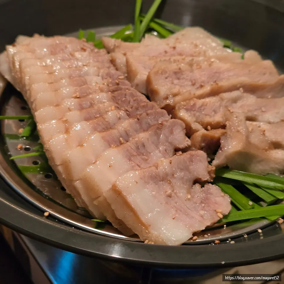 A plate with hangjeong suyuk and samgyeop suyuk, one serving each