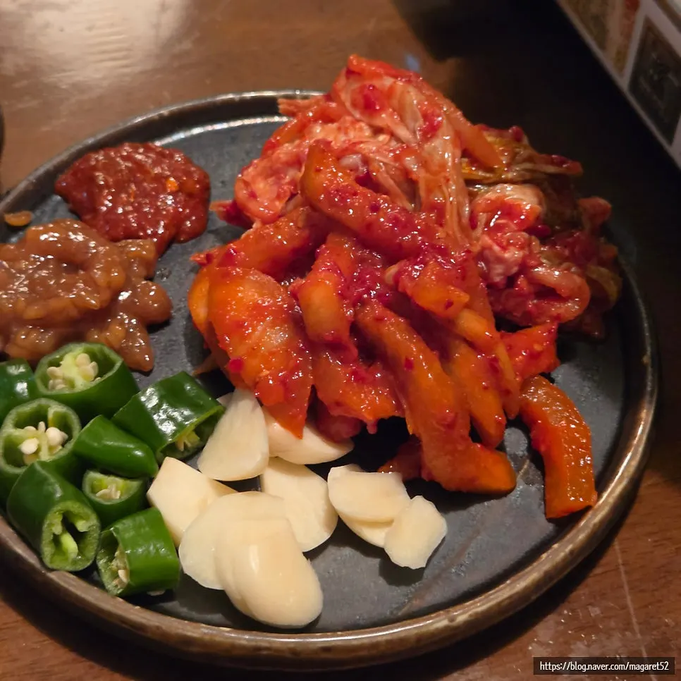 Side dishes served alongside the suyuk