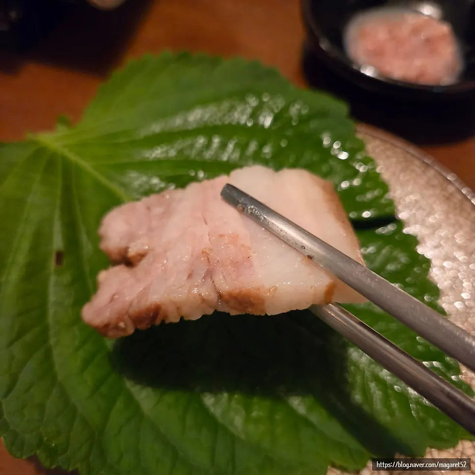 Wrapping suyuk with side dishes