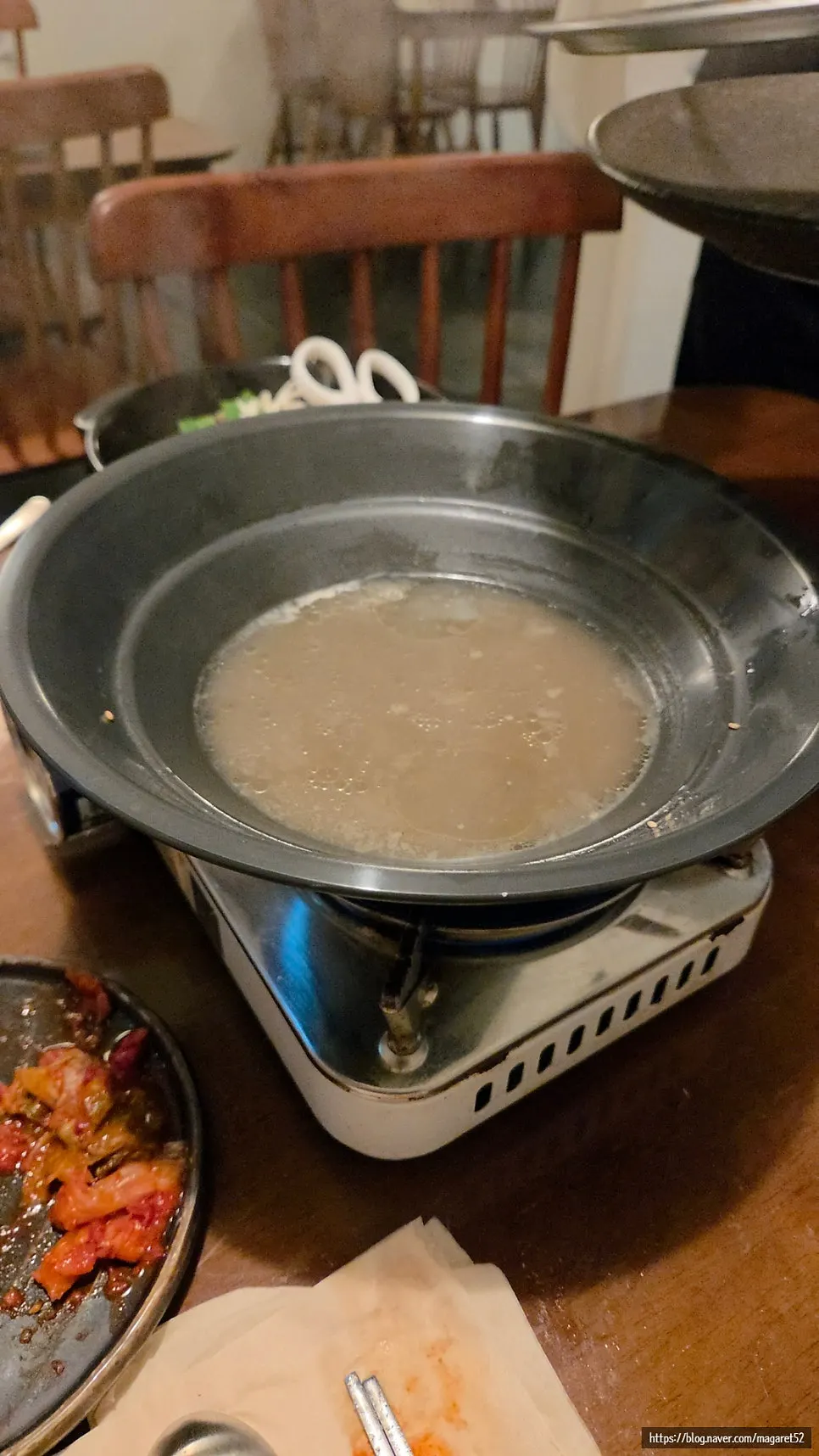 Kalguksu simmering in the meat broth as a finishing dish