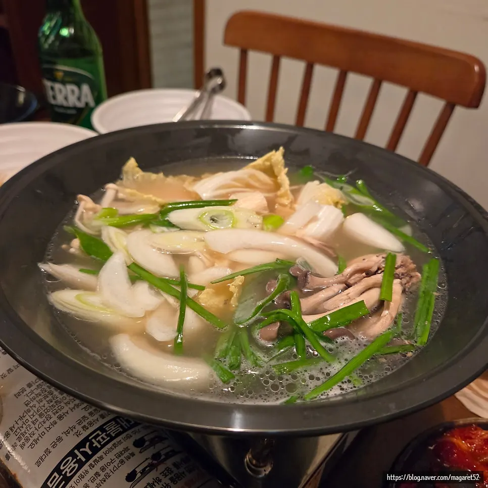 Bubbling kalguksu at Dambaek Jujeom