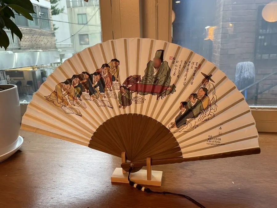 한국적인 소품이 놓인 담백주점 실내