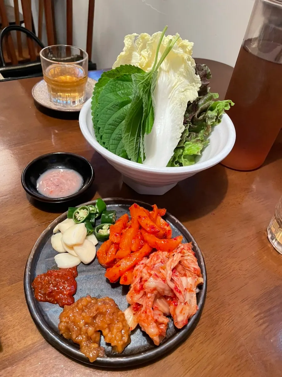 삼겹수육 한 상 차림 세로 사진