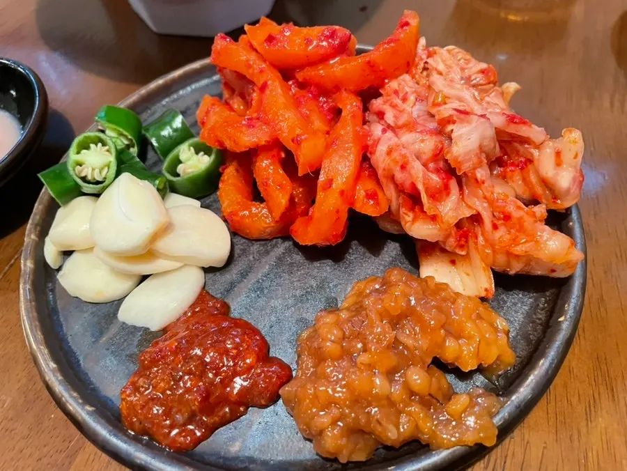 보리쌈장과 된장, 마늘과 고추 곁들임
