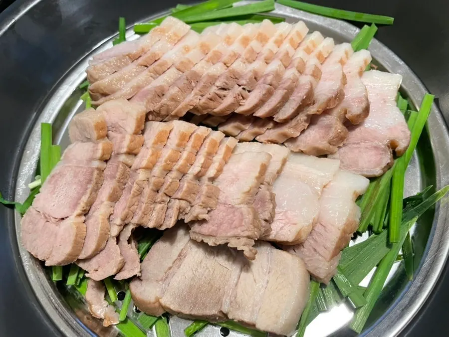 김치와 무말랭이를 곁들인 수육 상차림