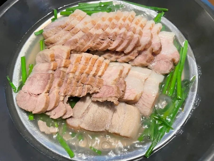 온열 장치 위에 올린 삼겹수육