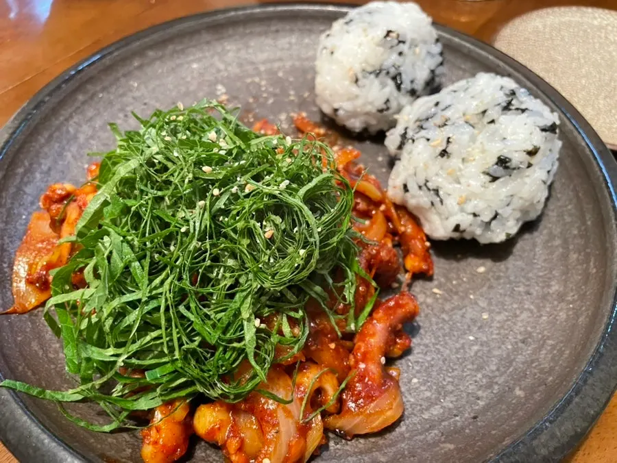 한입 크기로 썰린 삼겹수육 접시
