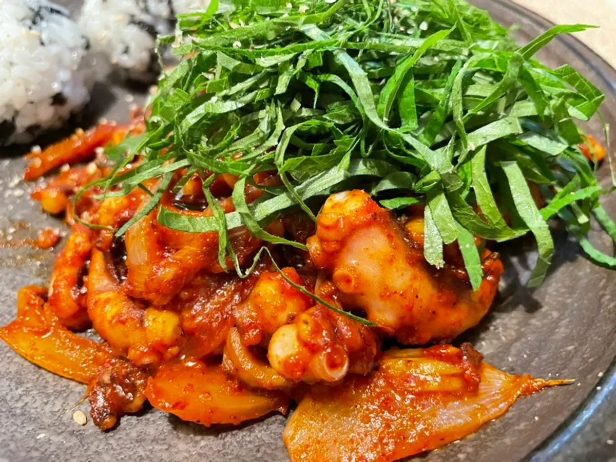 매콤한 낙지볶음과 주먹밥 한 접시