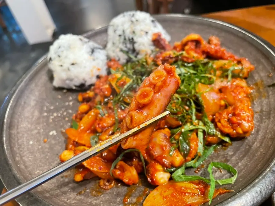 오동통한 낙지가 보이는 낙지볶음