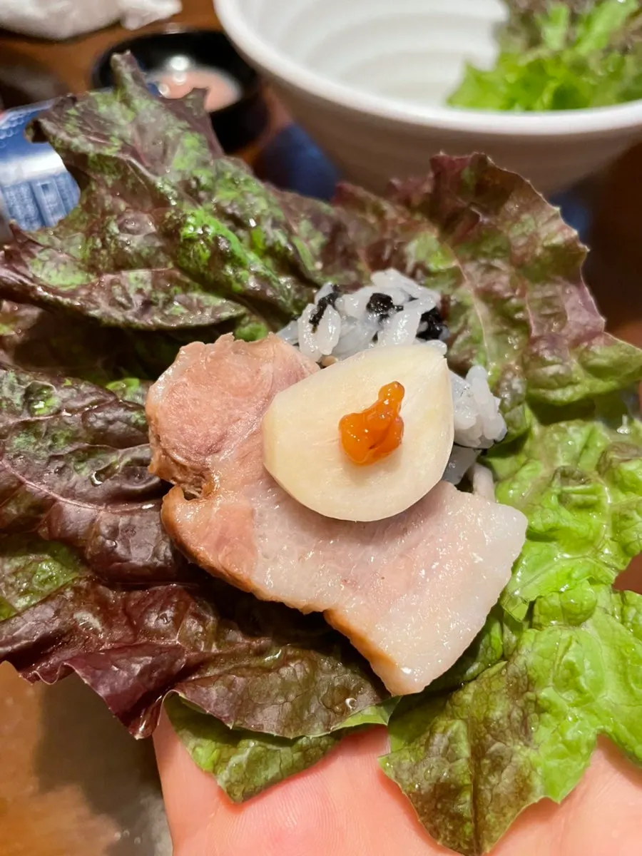 수육 쌈에 마늘과 고추를 더한 한입