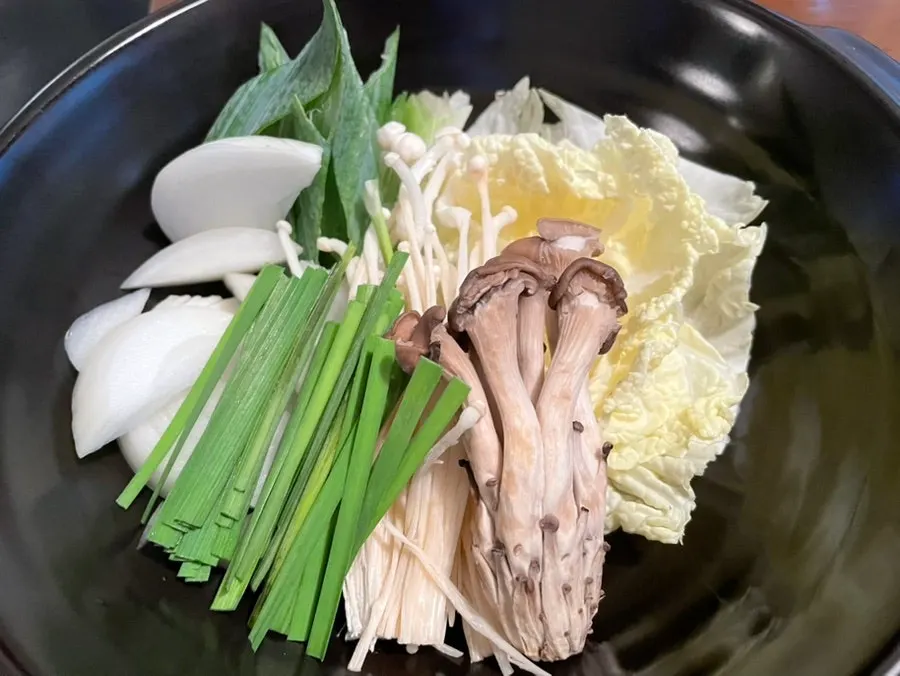 칼국수 사리와 야채, 버섯 준비 접시