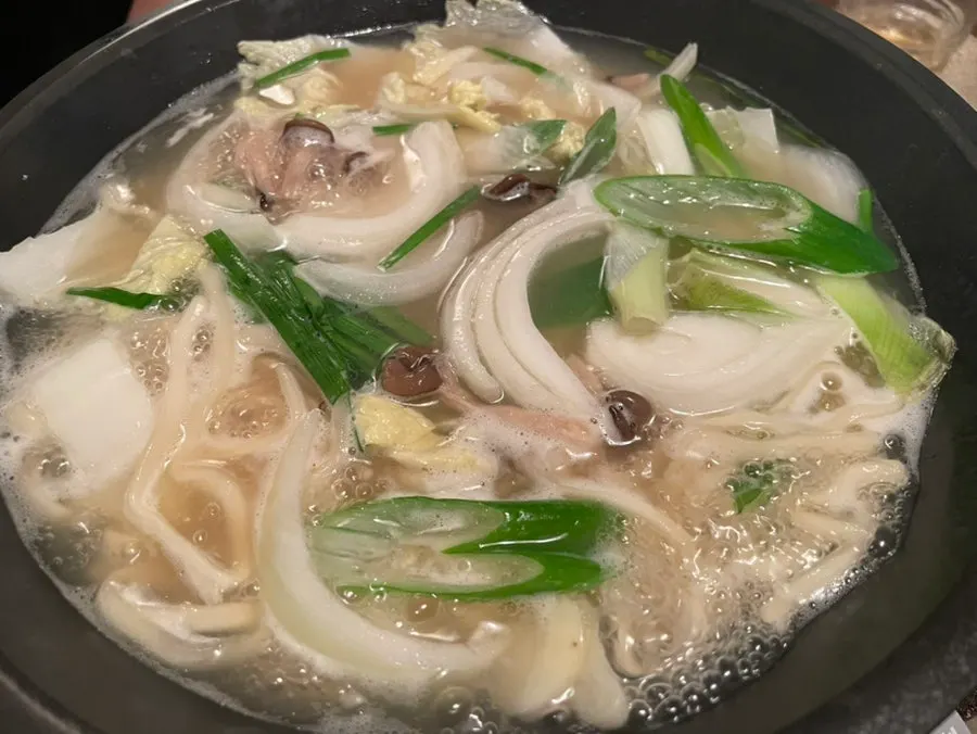 남은 육수에 야채와 버섯을 끓이는 냄비