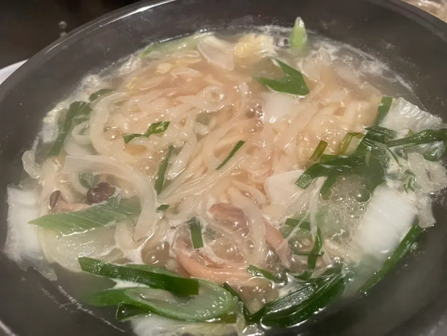 육수가 배어든 칼국수 마무리