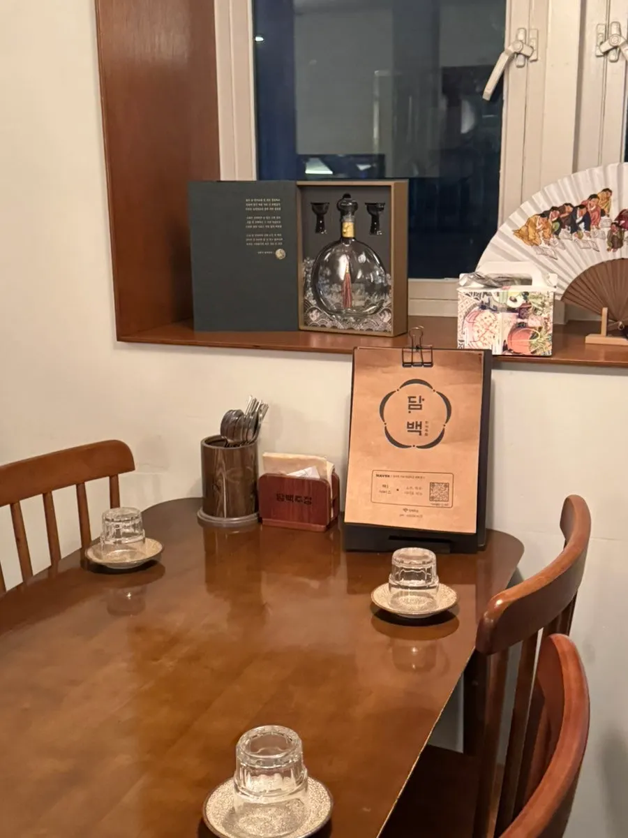 4인 모임으로 앉은 담백주점 창가 자리