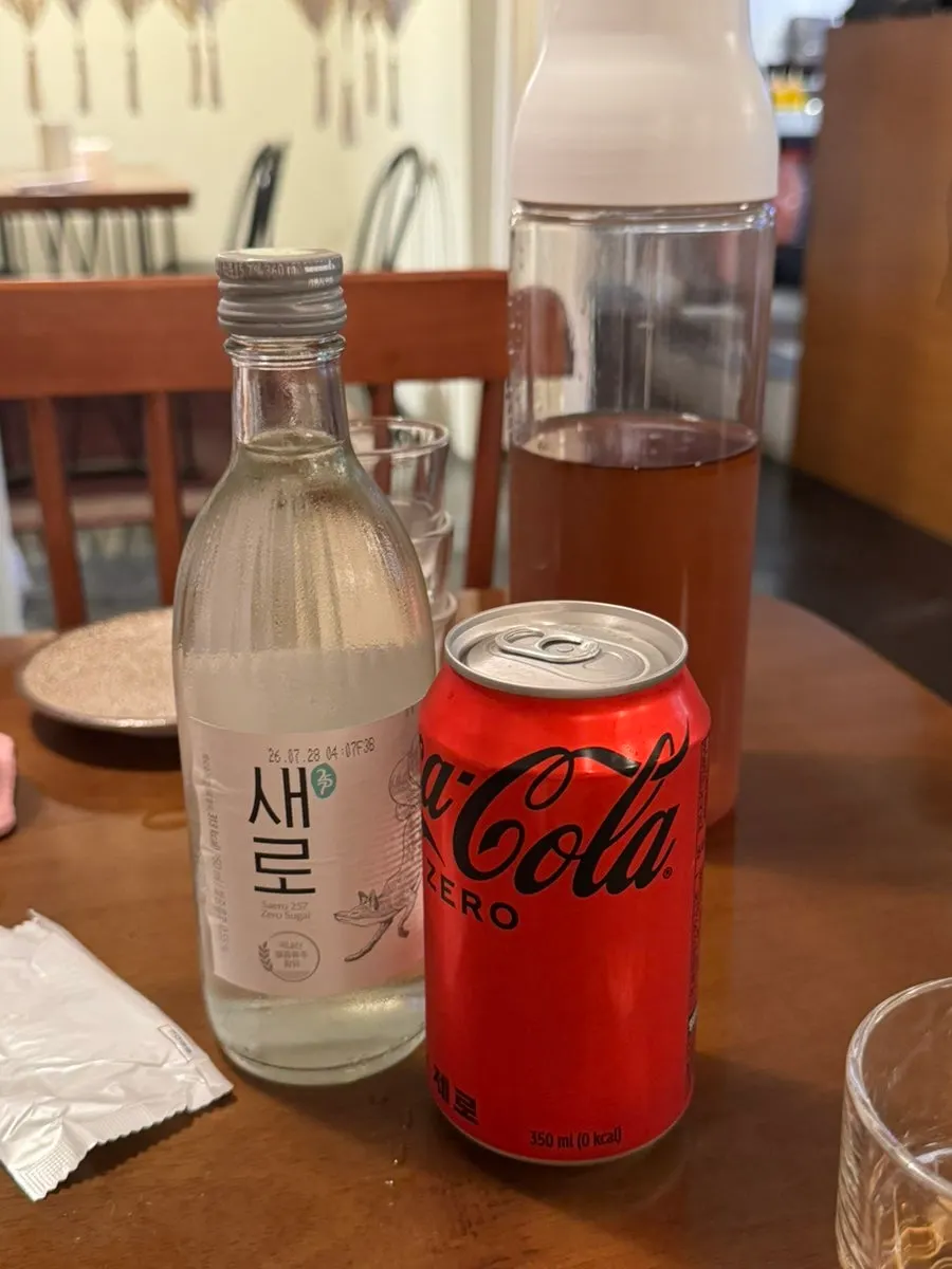 기본으로 나온 보리차와 소주 새로