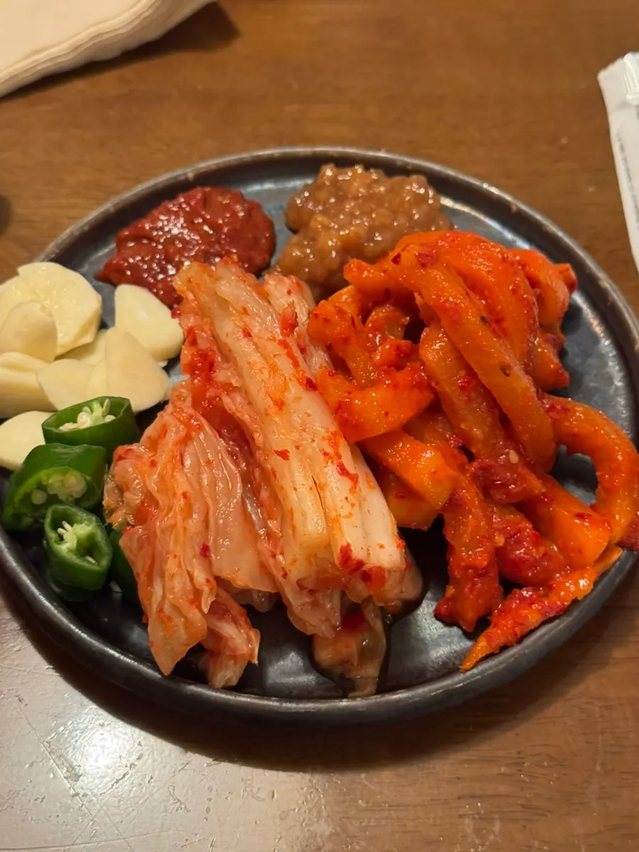 테이블 가운데 놓인 버너와 새우젓, 칼국수 재료
