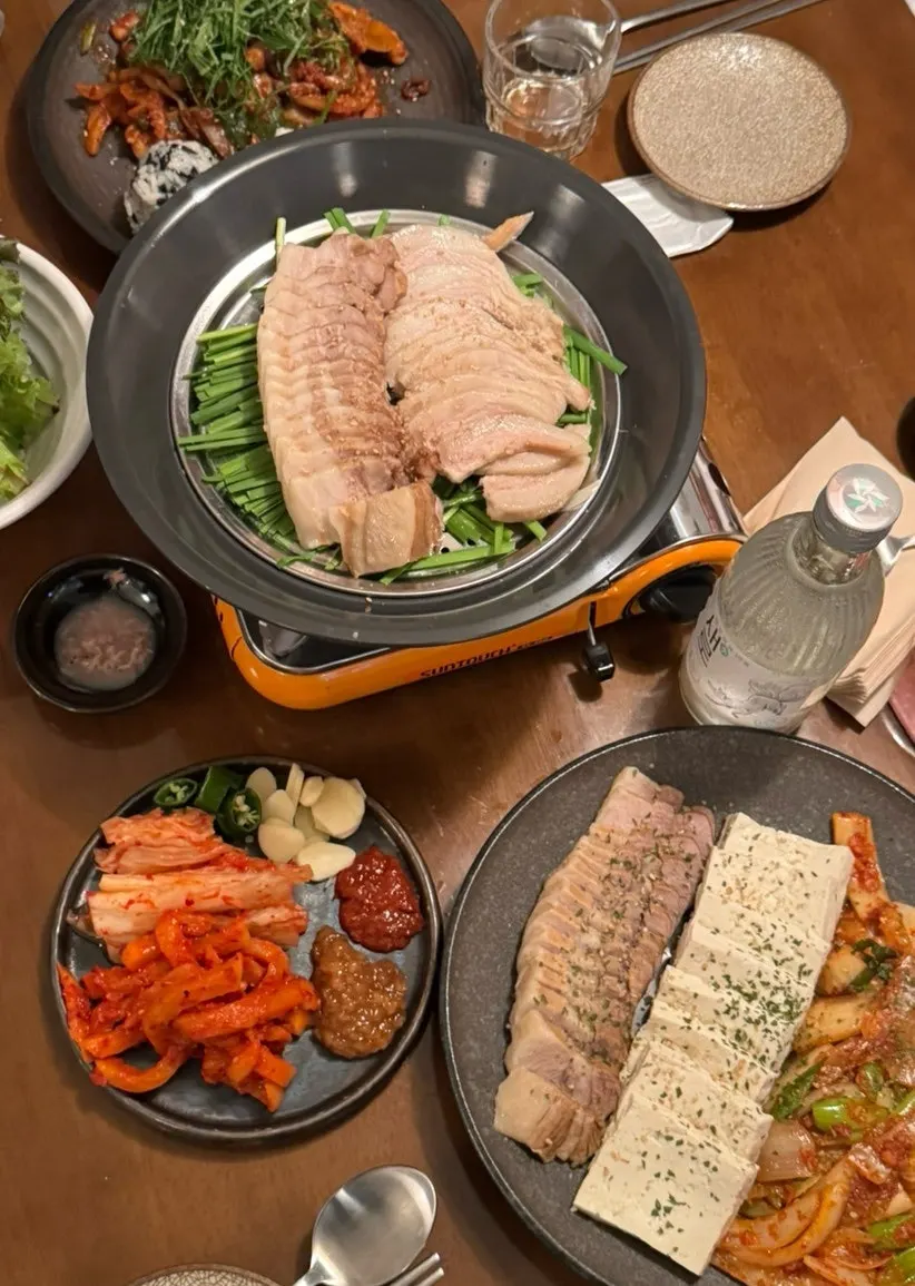 갓 조리돼 나온 항정수육과 삼겹수육