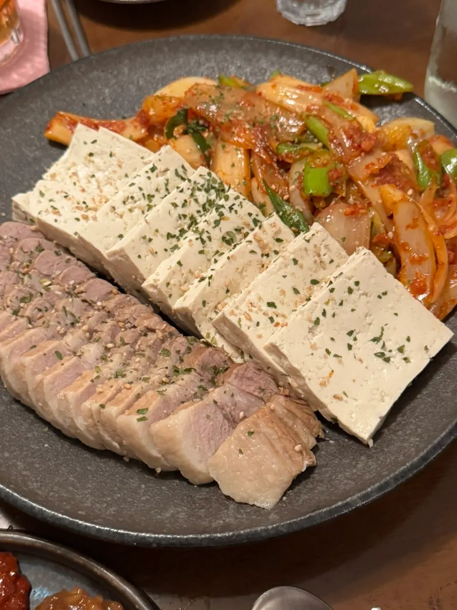 큼지막한 두부가 올라간 삼겹두부김치