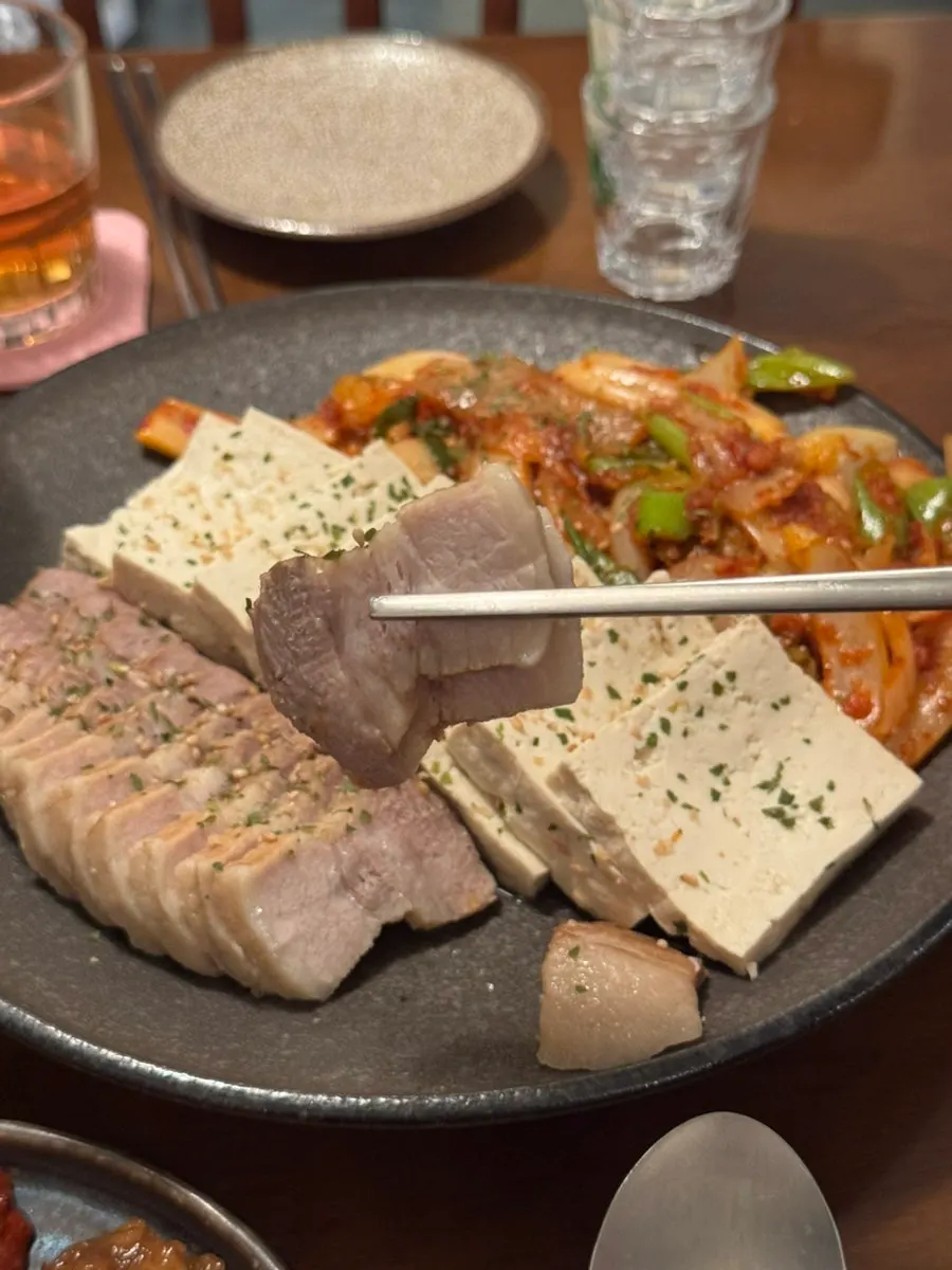 잘 익힌 삼겹살과 볶은 김치