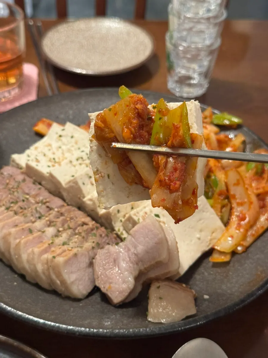김치와 함께 집은 삼겹두부김치 한 점