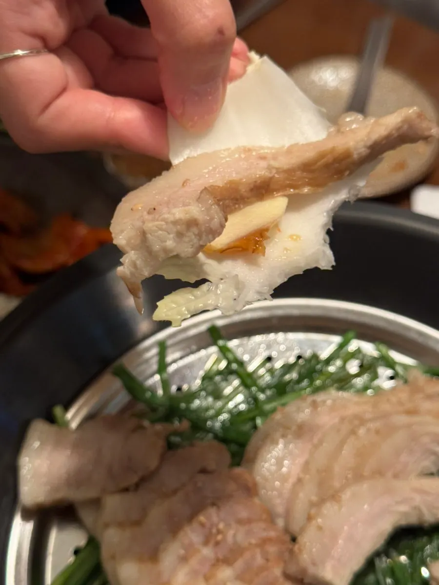 윤기 도는 항정수육 접시