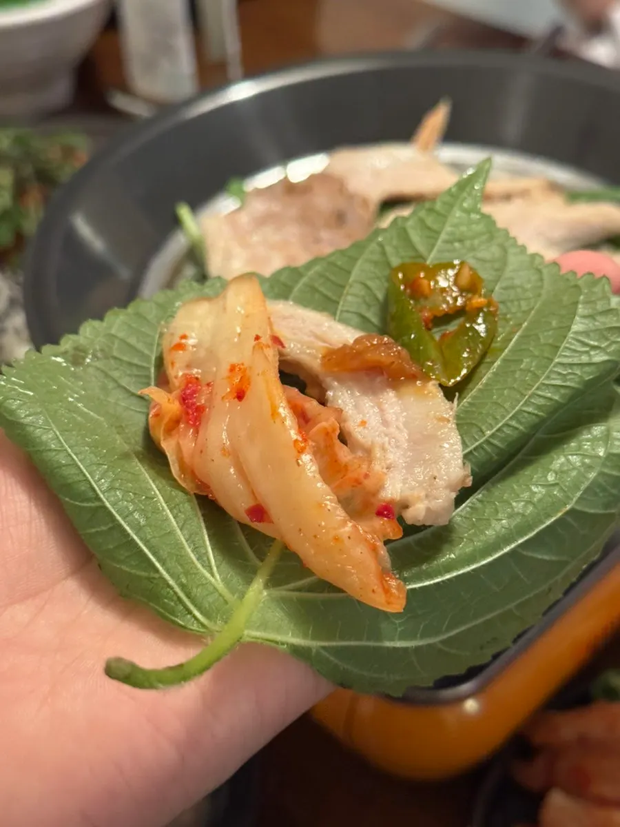 알배추와 깻잎에 올린 수육 쌈