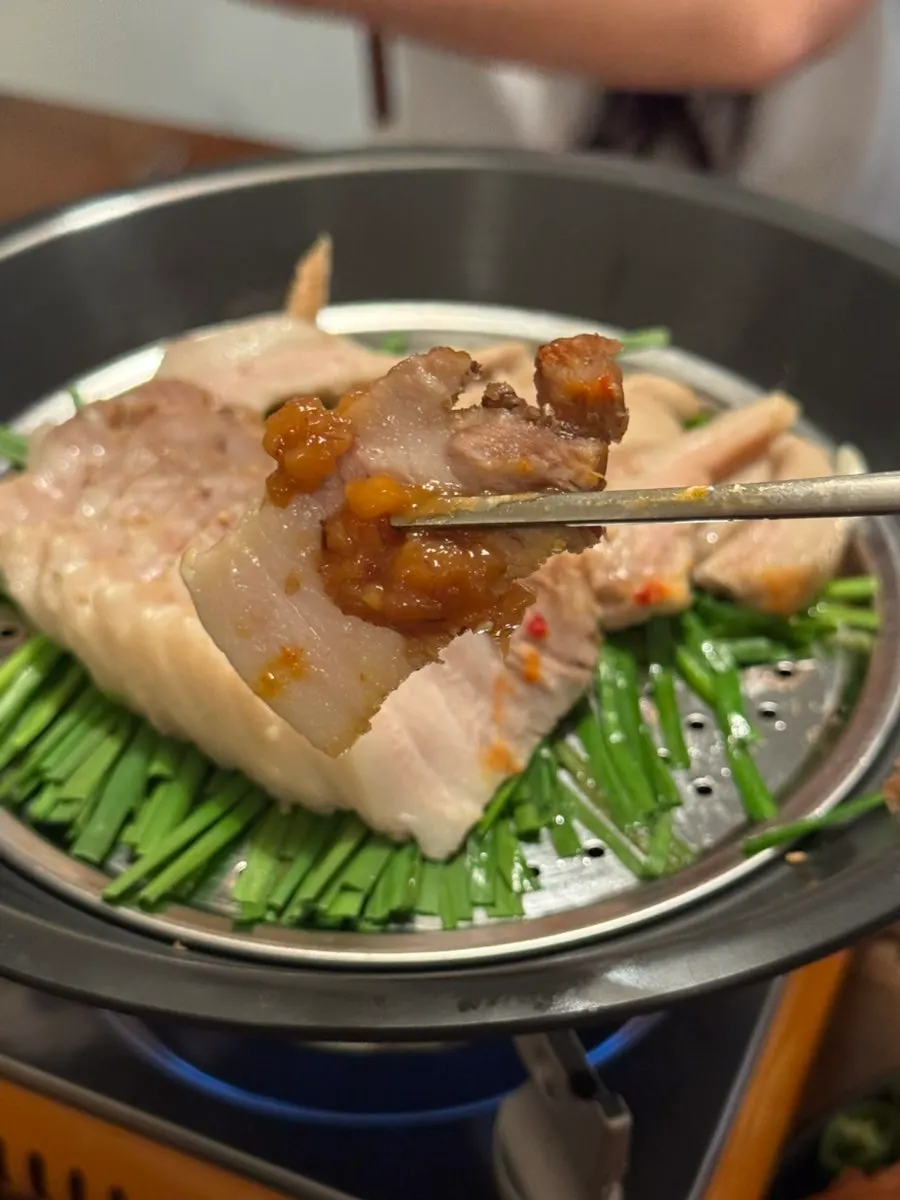 김치와 함께 먹는 삼겹수육 한 점