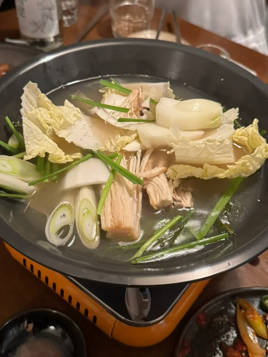 채반을 치우고 육수에 끓이는 칼국수