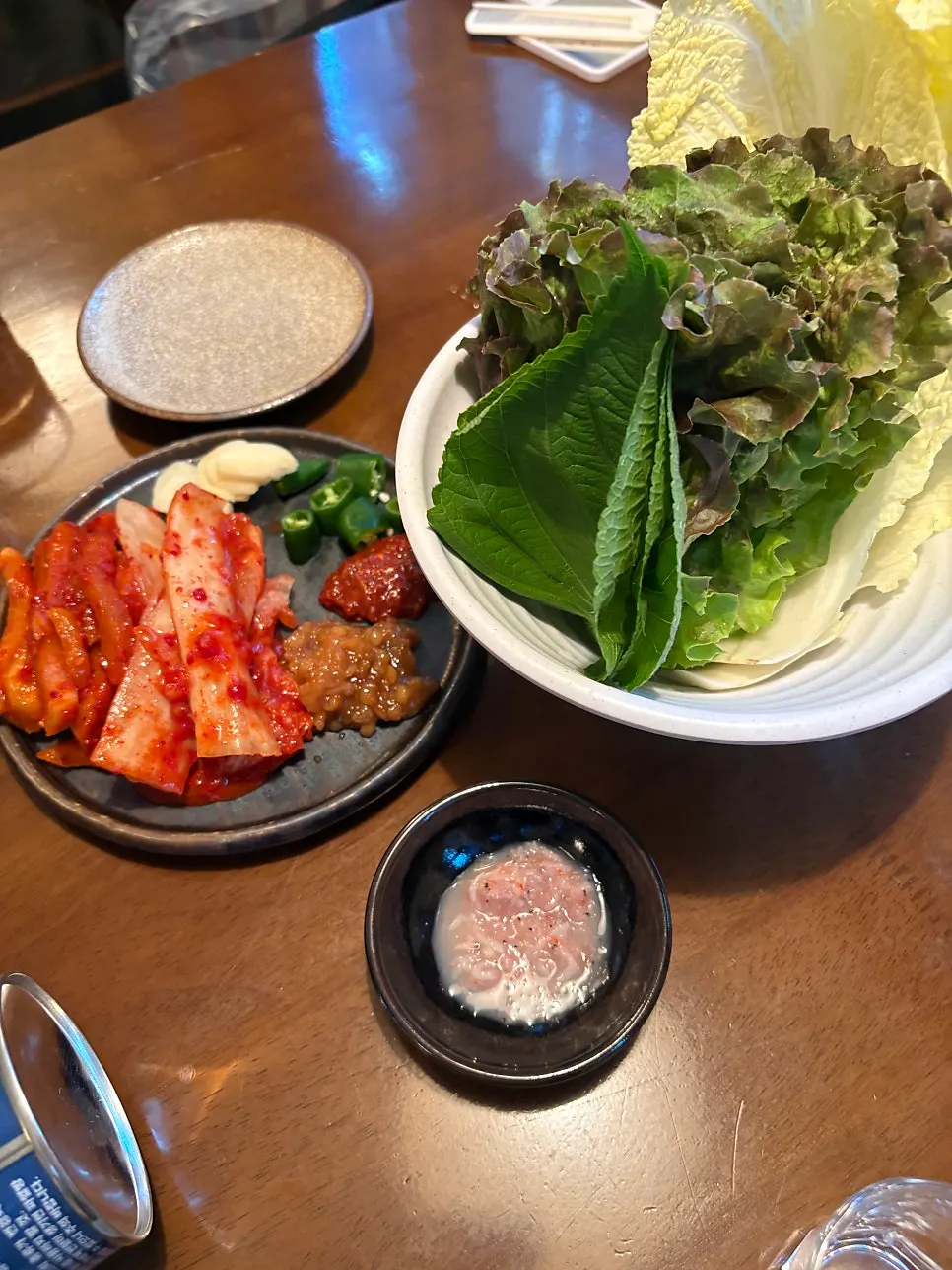 수육과 함께 나온 쌈 채소와 반찬 상차림