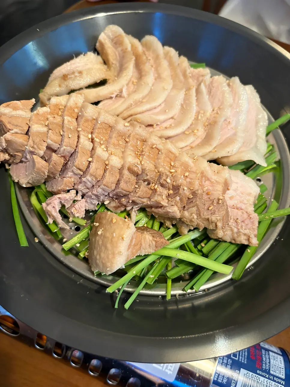 쌈장과 멜젓이 놓인 반찬 접시