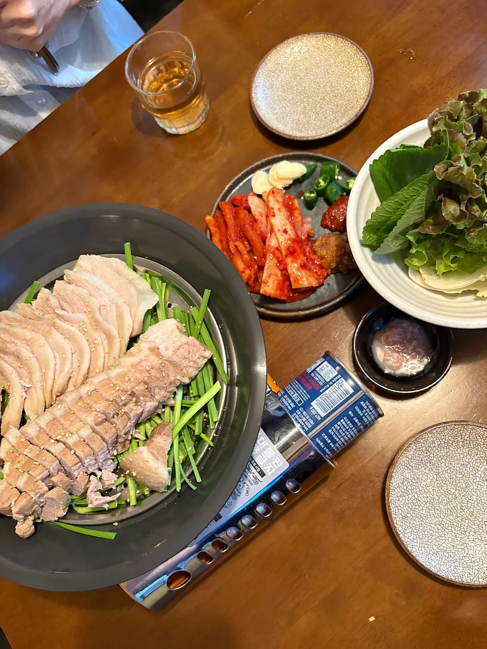 항정수육과 삼겹수육이 올라간 냄비