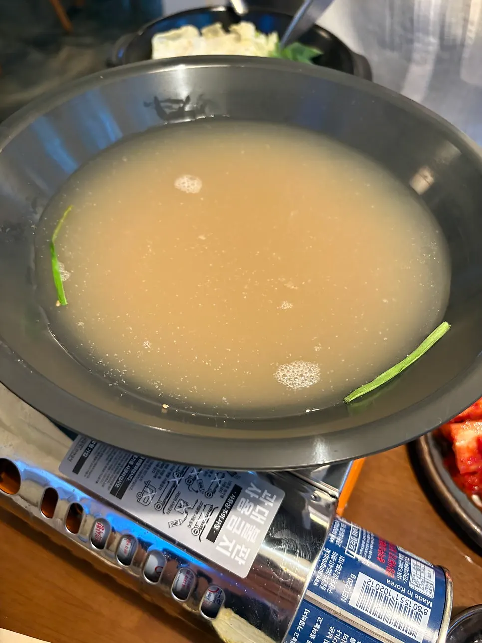 칼국수용 배추와 파, 버섯 야채 접시