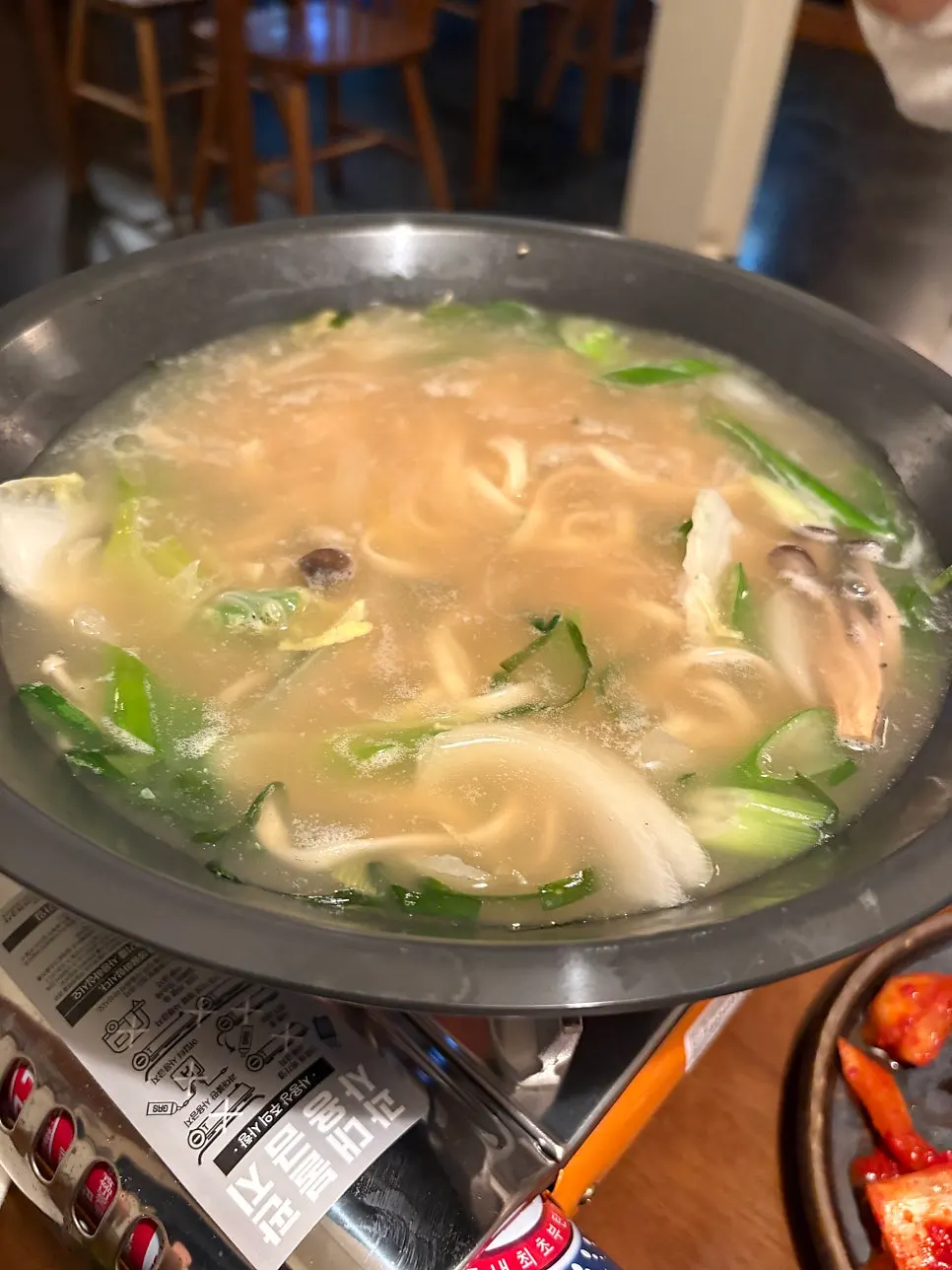 수육을 걷어내고 드러난 칼국수 육수