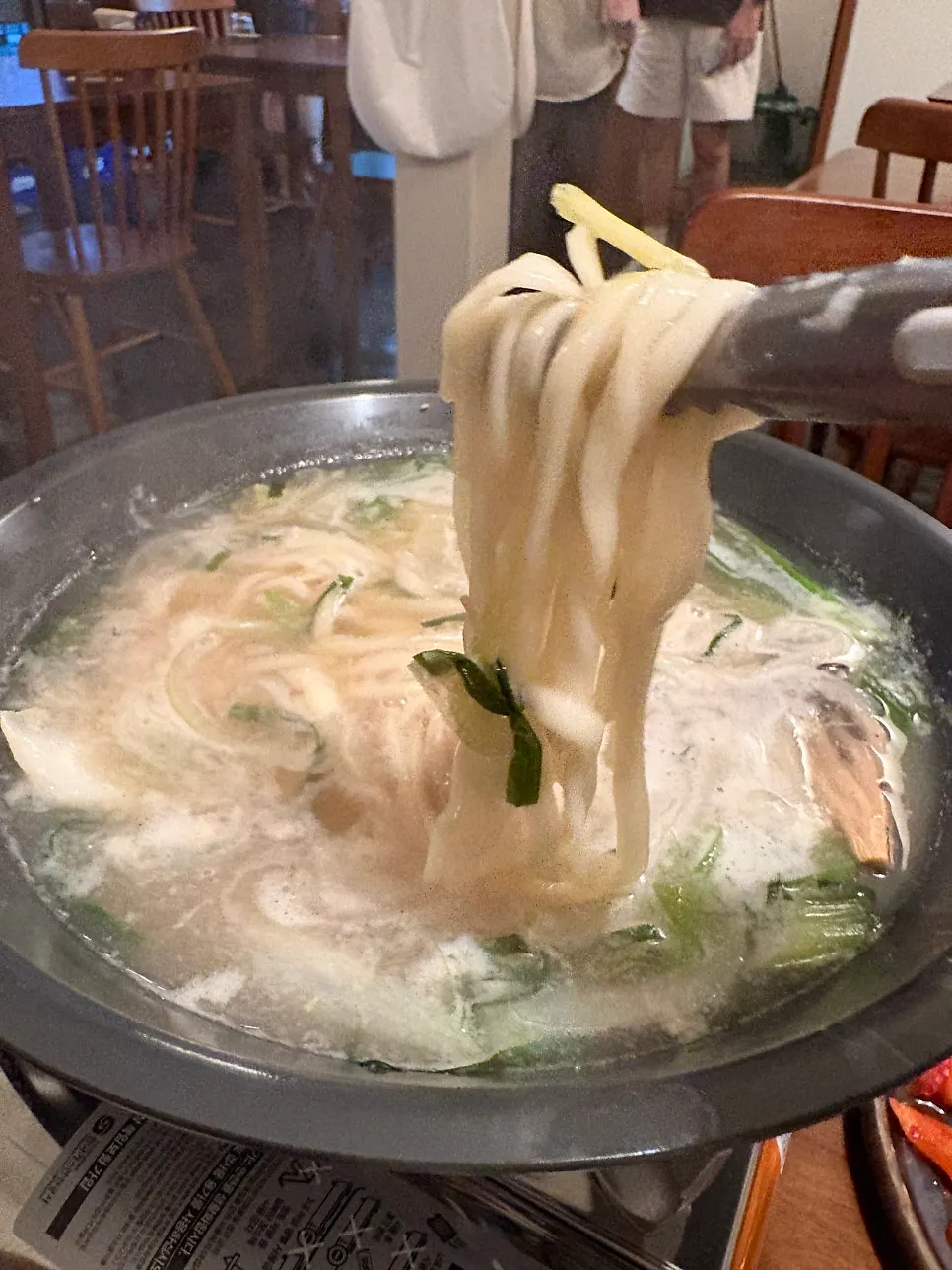 육수에 야채와 칼국수 사리를 넣은 냄비
