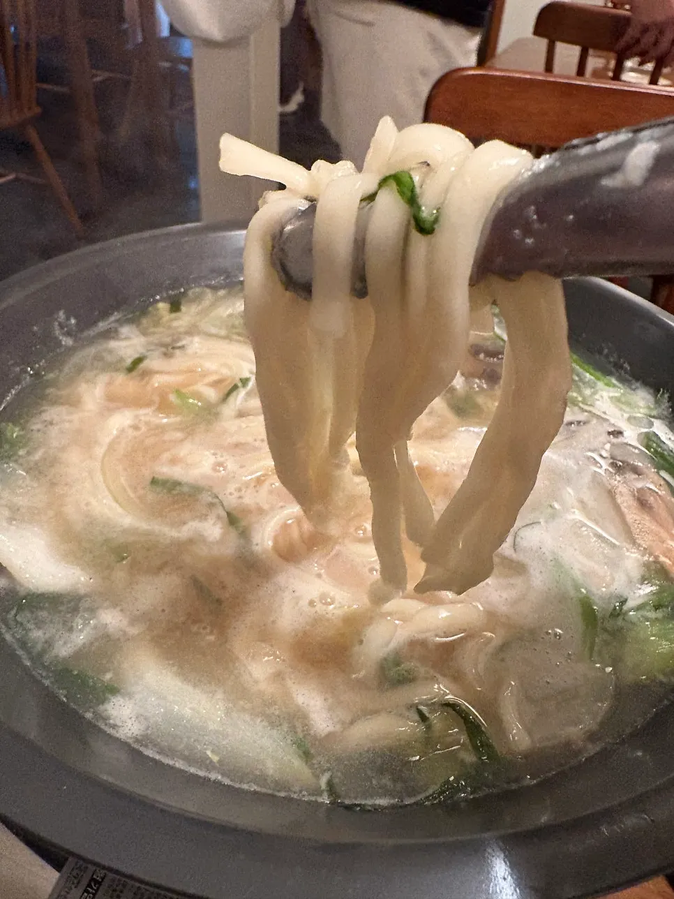보글보글 끓는 된장 베이스 칼국수