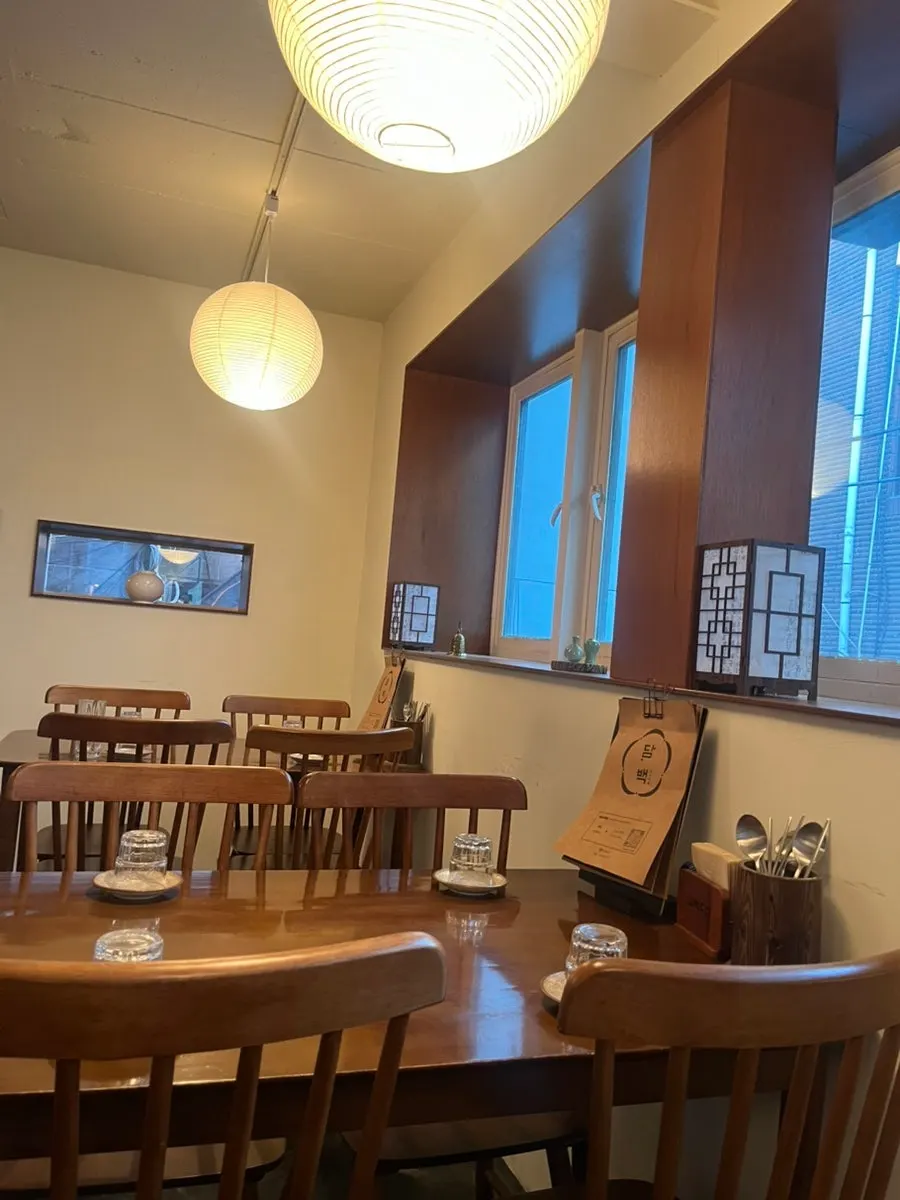 담백주점 테이블석 내부 전경
