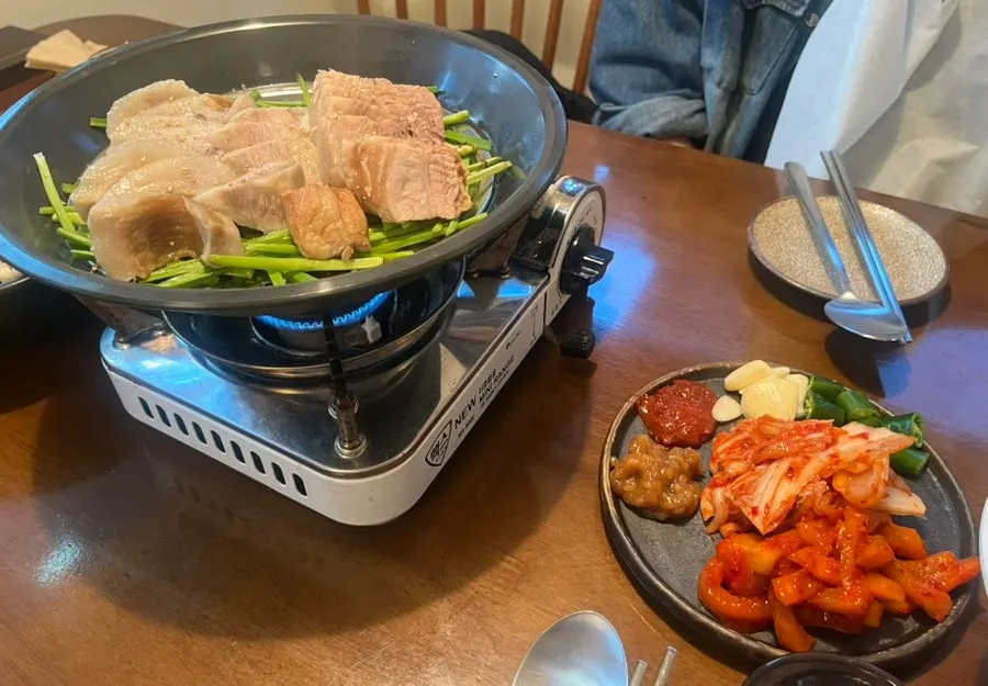 맥주와 함께 차려진 담백주점 테이블