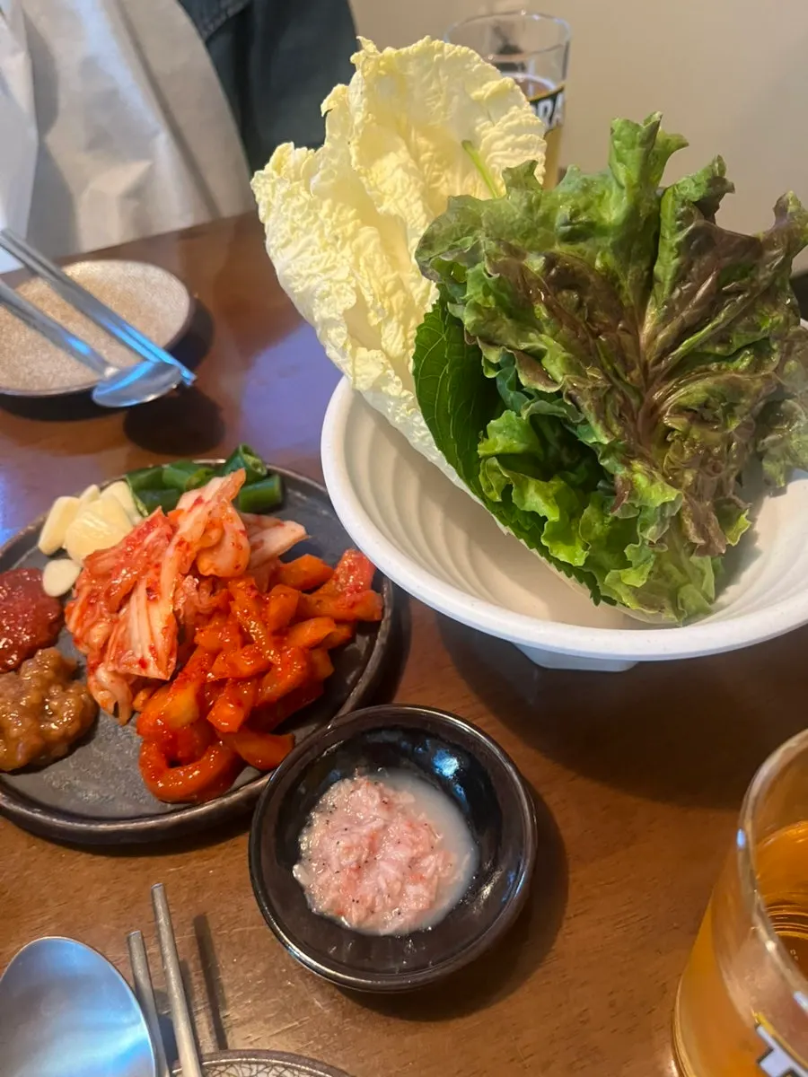 수육과 함께 나온 쌈채소와 새우젓
