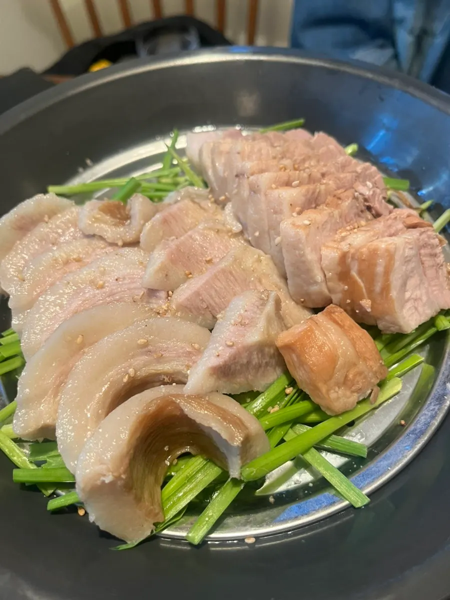 찜기에 담겨 나온 수육 2인분