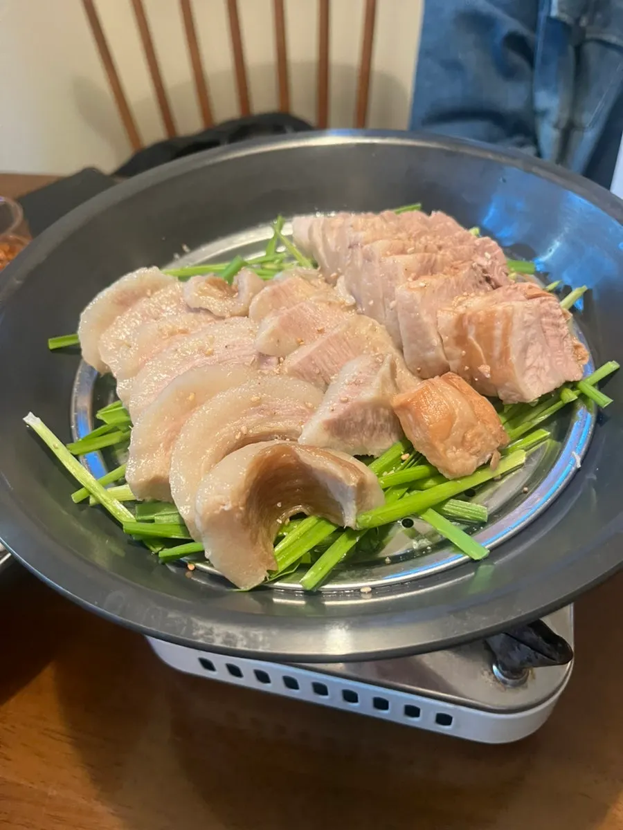 윤기 도는 담백주점 수육 클로즈업