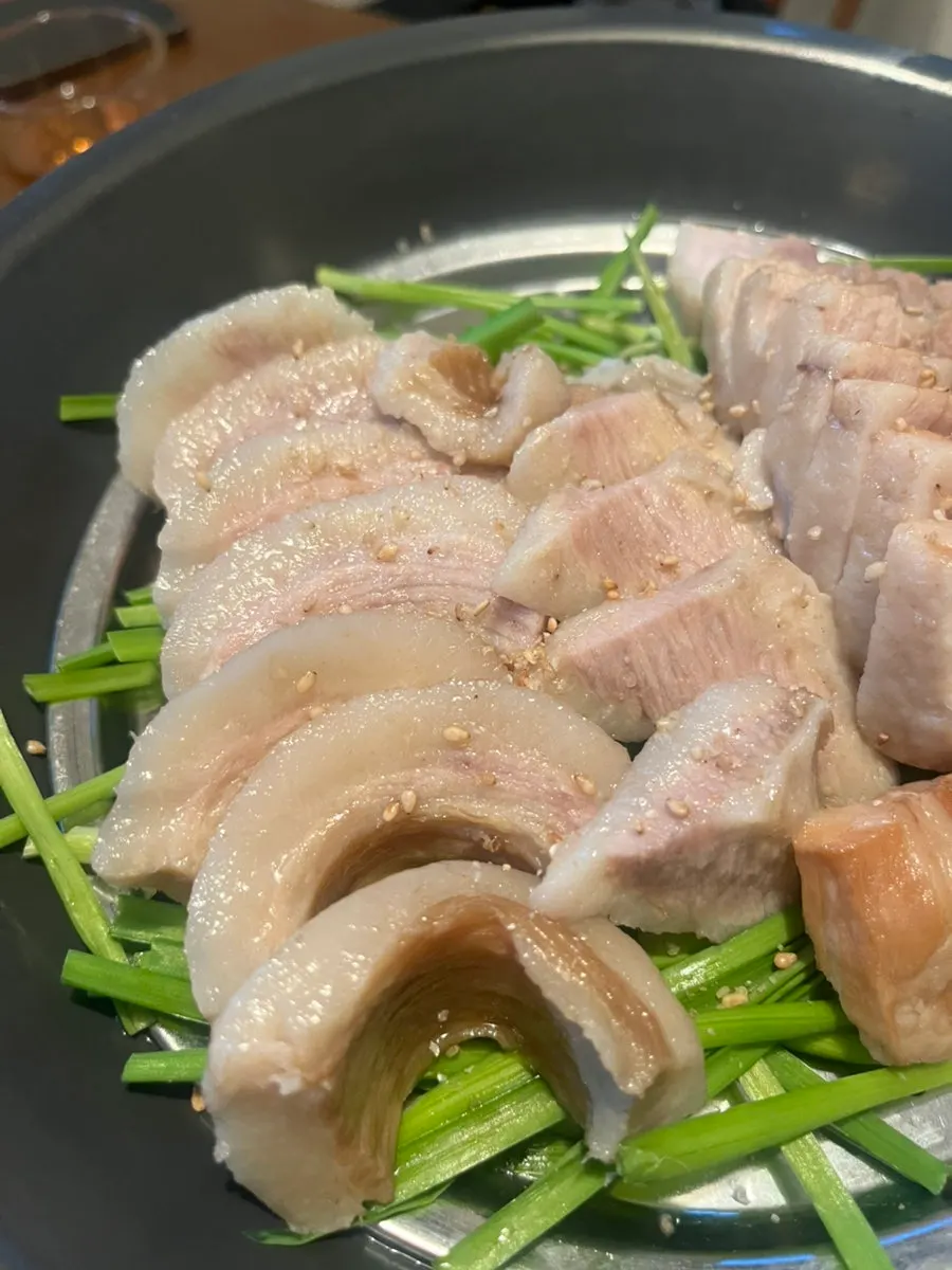 쌈채소에 올린 항정수육 한 점