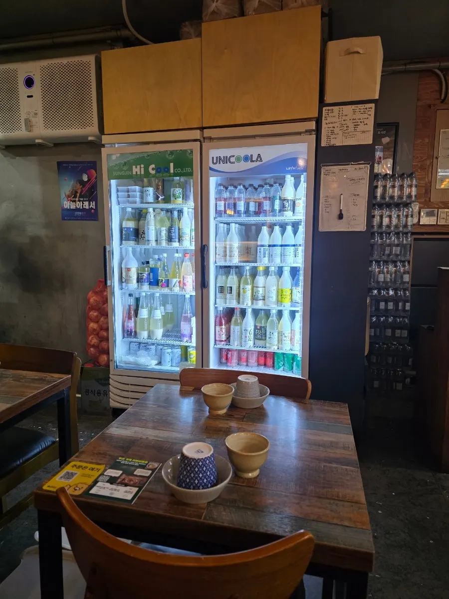 전통주가 빼곡한 음료 전용 냉장고