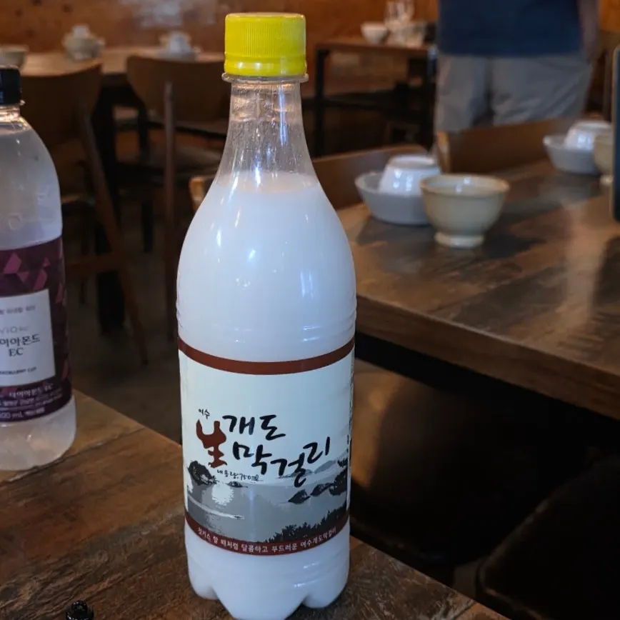 테이블에 놓인 개도막걸리와 안동소주