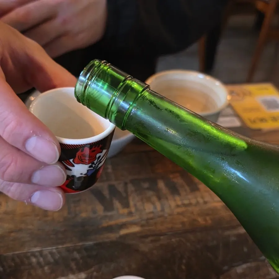 화투잔에 따른 안동소주
